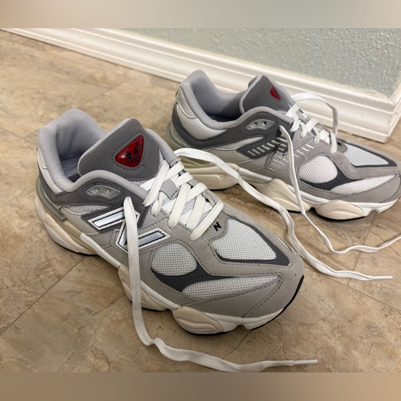 New Balance 9060 sneakers fits ladies size 8 - Picture 1 of 9